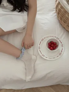 Chaussettes blanches côtelées mignonnes pour femme avec ourlet à volants carreaux bleus, été.