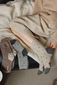 Chaussettes d'hiver confortables en laine avec motif de chat mignon et pois rétro.