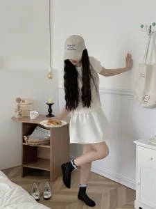 Gros plan détaillé de chaussettes noires à volants dans un intérieur chaleureux.