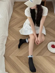 Chaussettes noires avec volants à carreaux bleus, chaussettes courtes douces pour femmes.