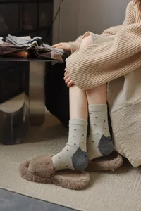 Vue détaillée de chaussettes en laine d'hiver douillettes pour femmes à motif de chat.