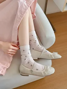 Detailansicht japanischer floraler Netz-Atmungsaktiv-Socken, süßer Stil für Frühling Sommer.