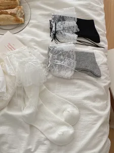 Vue détaillée de chaussettes en dentelle pour femmes style Lolita avec nœud doux.