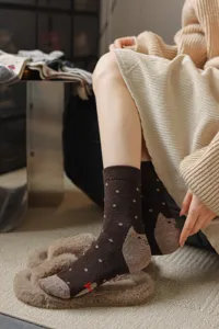 Chaussettes d'hiver en laine marron douillettes avec motif chat, chaussettes vintage à pois.