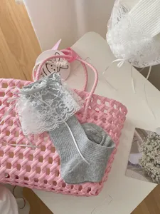 Jolies chaussettes Lolita pour femmes avec dentelle blanche et ruban, coton gris doux.