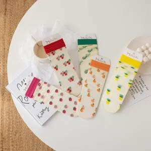Chaussettes femme été transparentes fines avec motifs de fruits mignons, soie de verre douce.