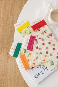 Gros plan détaillé de chaussettes d'été transparentes en soie avec motifs de fruits mignons.