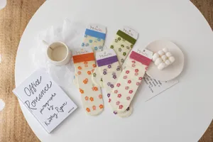 Vue détaillée des chaussettes d'été transparentes à motifs de fleurs colorées et mignonnes.