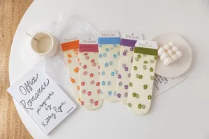 Détail de chaussettes en soie transparente, motif floral coloré mignon, style d'été fin.