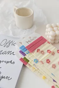 Chaussettes transparentes en soie de verre avec motifs floraux mignons d'été pour femmes.