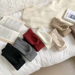 Gedetailleerd overzicht van gezellige winter cashmere geribbelde lange sokken diverse kleuren.