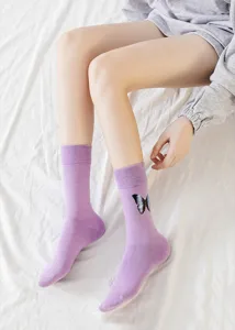 Chaussettes mi-hautes violettes ornées d'un délicat imprimé papillon bleu, coton confortable.