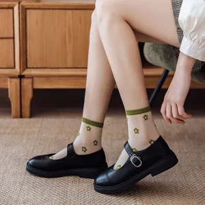 Chaussettes transparentes en soie de verre pour femmes avec motif de fleurs vertes et chaussures.