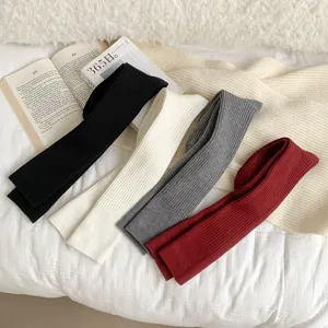 Gedetailleerd overzicht van winterse dikke kasjmier gebreide lange sokken in diverse kleuren.