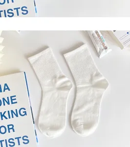 White crew socks for women, simple solid color ribbed daily casual socks, comfortable wear.