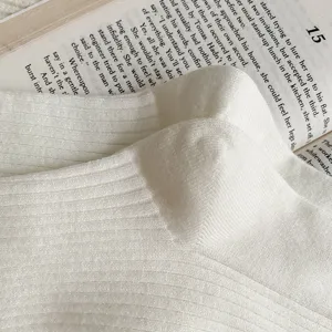 Detail van witte geribbelde kasjmier wintersokken, zachte warme lange comfortabele kniekousen.