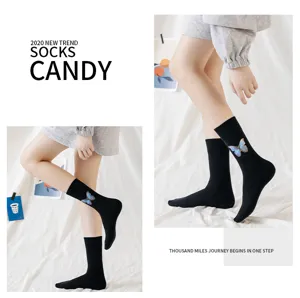 Chaussettes mi-mollet noires pour femmes en coton avec motif papillon bleu élégant.