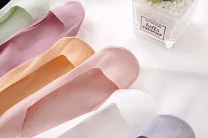 Women's ice silk no-show boat socks, summer thin shallow mouth invisible socks with anti-slip grip.
