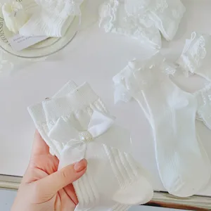 Chaussettes Lolita en dentelle blanche avec noeud papillon, style JK doux pour l'ete au quotidien.