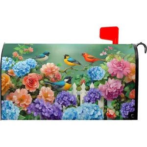 Détail en gros plan de la housse de boîte aux lettres florale décorative avec roses et oiseaux.