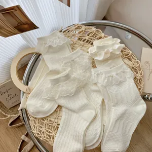 Süße weiße Spitzen-Rüschensocken, japanischer College-Stil jk Baumwoll-Mittel-Socken für Damen.