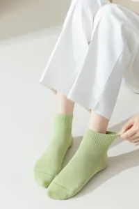 Nahaufnahme Detail hellgruenen Netzsocken Damen Kurzsocken, atmungsaktives Sommer Design.