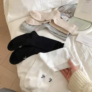 Chaussettes en coton à nœud mignon pour femmes, chaussettes mi-hautes fines de style ins minimaliste.