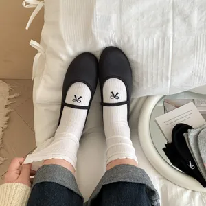 Vue détaillée de chaussettes mignonnes avec nœud, jolie bordure, coton doux printemps.