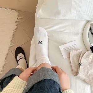 Chaussettes en coton blanc pour femmes avec broderie de nœud, style japonais, respirantes.