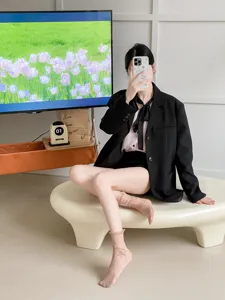 Vue détaillée des chaussettes mi-hautes en dentelle transparente pour looks Lolita d'été.