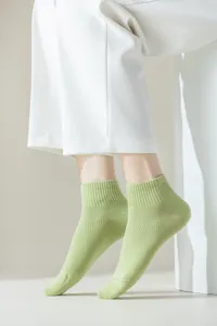 Nahaufnahme von leichten Baumwoll-Netz-Ankelsocken in Hellgrün, atmungsaktive Sommermode.