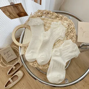 Weisse Rüschen-Socken Detailansicht mit feiner Textur und süssem Lolita-Design Stil.