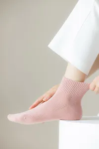 Detailaufnahme rosa Damen Netz Baumwollkurzsocken, atmungsaktives Sommer Low-Cut Design.