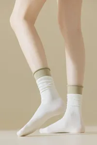 Double ribbed contrast mid-tube socks, stylish fake two-piece stacking details.