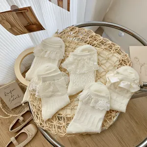 Detailaufnahme süßer Lolita-Socken in Weiß mit zarter Spitzenborte und hübscher Schleife.