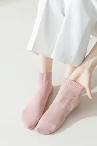 Detailansicht von dünnen rosa Damen-Netzsocken, atmungsaktive Baumwoll-Freizeitsocken.