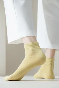Detailaufnahme bequemer gelber Damen Netzsocken aus atmungsaktiver Baumwolle für den Sommer.