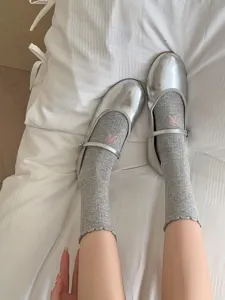 Chaussettes mi-hautes en coton style japonais pour femmes avec joli nœud rose, tendance douce.