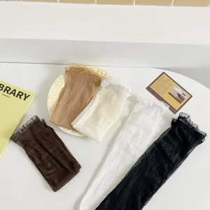Vue détaillée de chaussettes mi-hautes en dentelle transparente pour styles Lolita mignons.