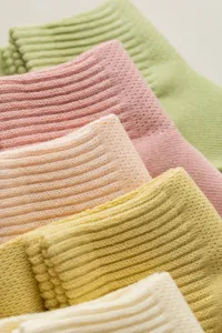 Nahaufnahme von weichen Pastell-Baumwoll-Netzsocken, atmungsaktive Strickstruktur.