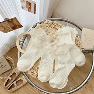 Süße Spitzenrüschen Mittelsocken, zarte Stricktextur, perfekte Lolita und JK Stil Detailansicht.