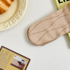 Détails en tricot ajouré des chaussettes mi-mollet fines avec motif losange respirant.