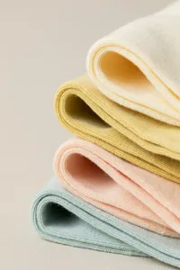 Nahaufnahme weicher Pastell-Sommersocken, atmungsaktive Baumwollstrickstruktur.
