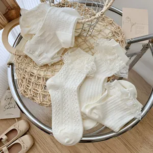 Süße Lolita weiße Spitzenrüschensocken, japanischer College-Stil Mittelsocken für Damen.