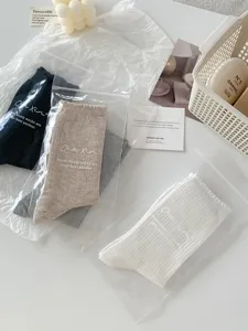 Vue détaillée de chaussettes mignonne de style japonais en dentelle dans des sacs transparents.
