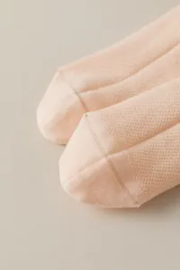 Nahaufnahme der Zehendetails von dünnen Sommersocken für Damen, atmungsaktives Mesh.
