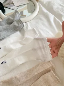 Vue détaillée de chaussettes mignonnes à nœud pour femmes, coton doux pour printemps.