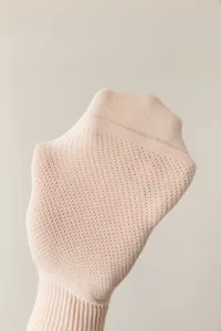 Detailansicht der atmungsaktiven Damen Netz-Kurzsocken, dünne einfarbige Baumwollsocken.