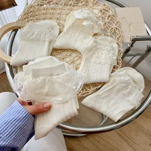 Süße Lolita weiße Spitzen Socken für Damen, süße College Stil Rüschen Waden Socken im Frühling.