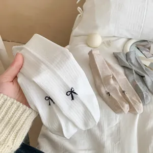 Chaussettes mi-hautes en coton côtelé avec jolie broderie de nœud noir, douces et respirantes.